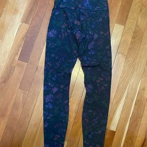 Lululemon EUC Wonder Under printed leggings. Size 6